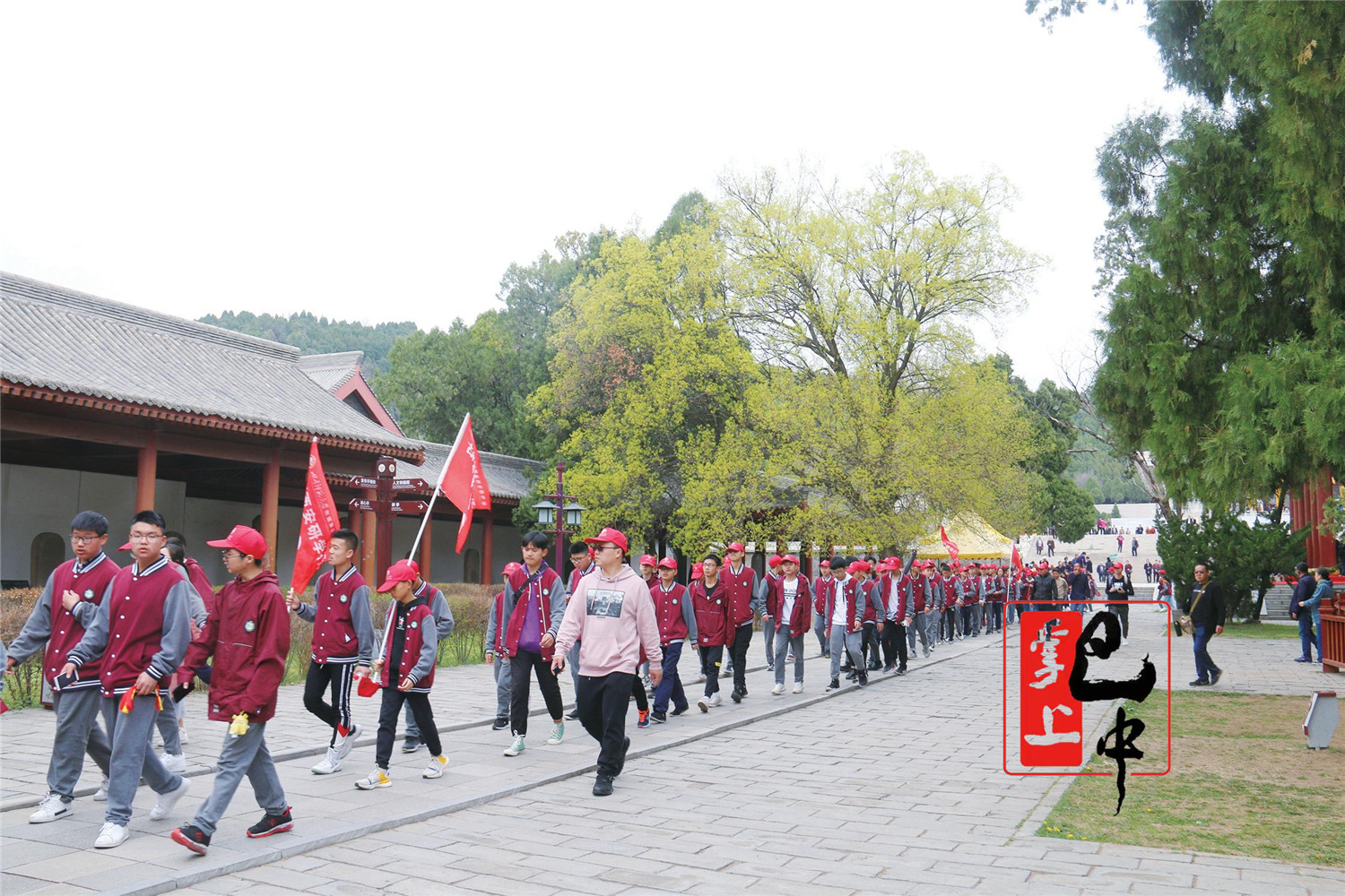 班主任蒋勇多次找小霖谈心,分析优势和存在的问题,表扬他各科成绩均匀